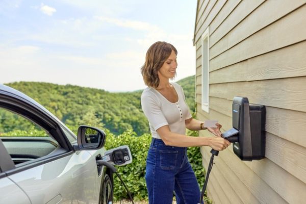 Photo fabricant Hager d’une borne witty one installée près d’un véhicule électrique