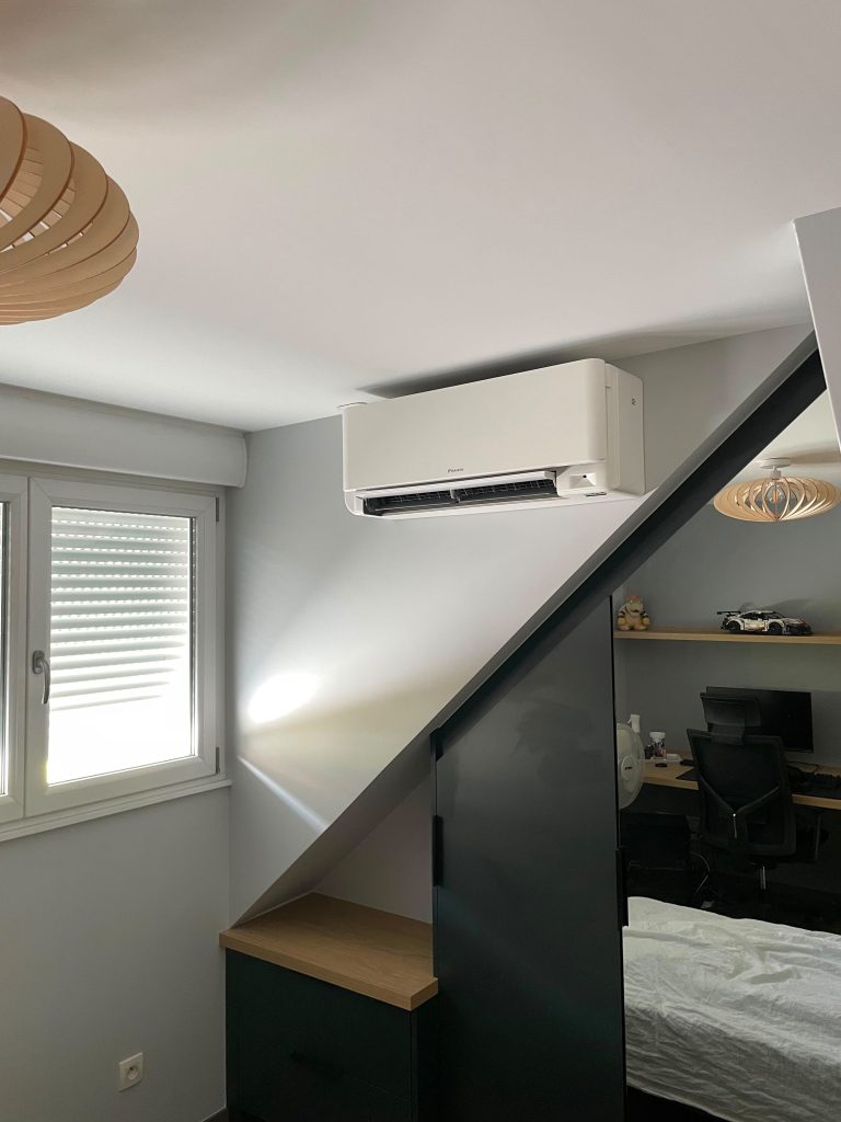 Climatisation murale Daikin intégrée dans une chambre mansardée