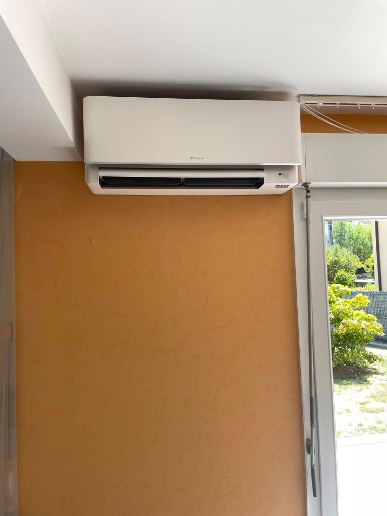 Unité murale Daikin installée au-dessus d’une fenêtre