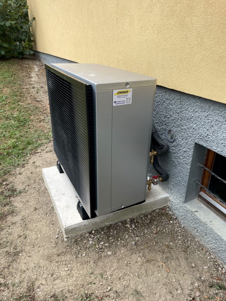 Pompe à chaleur extérieure installée par les équipes GREINER