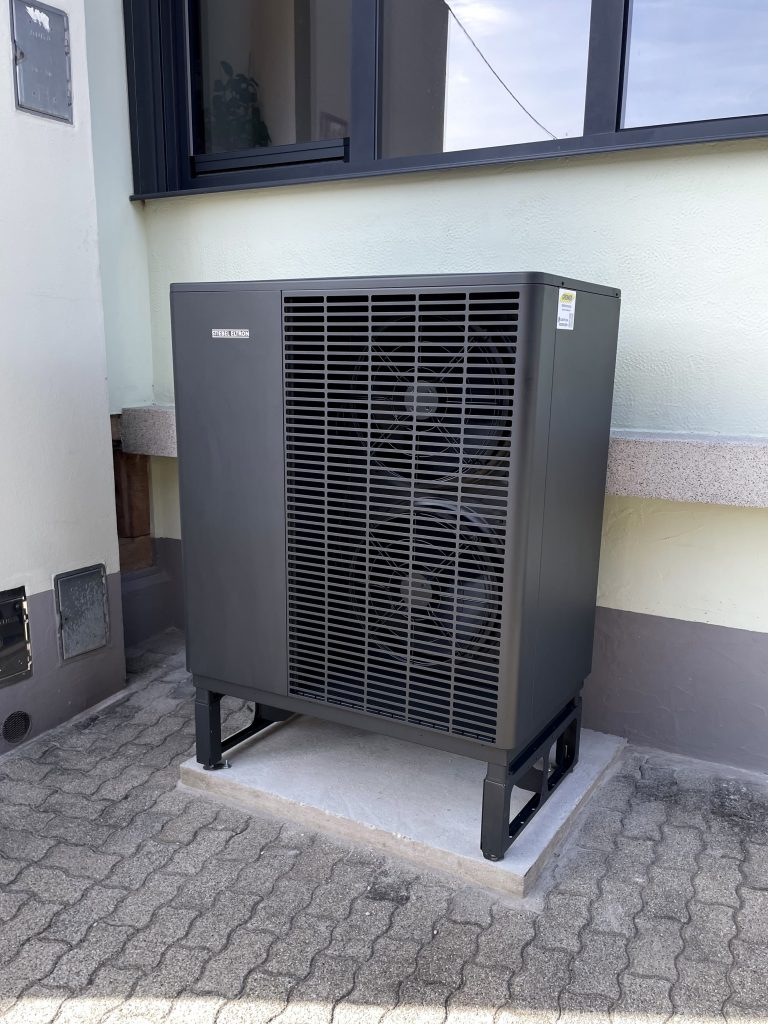 Unité extérieure Stiebel Eltron installée contre une maison
