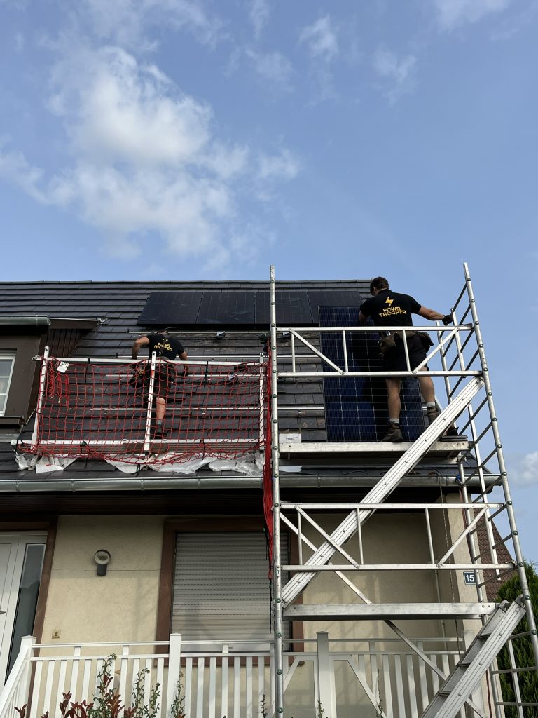 Équipe GREINER installant les panneaux sur une toiture avec échafaudage