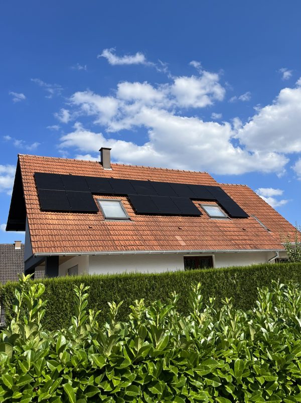 Panneaux photovoltaïques noirs sur la toiture d’une maison