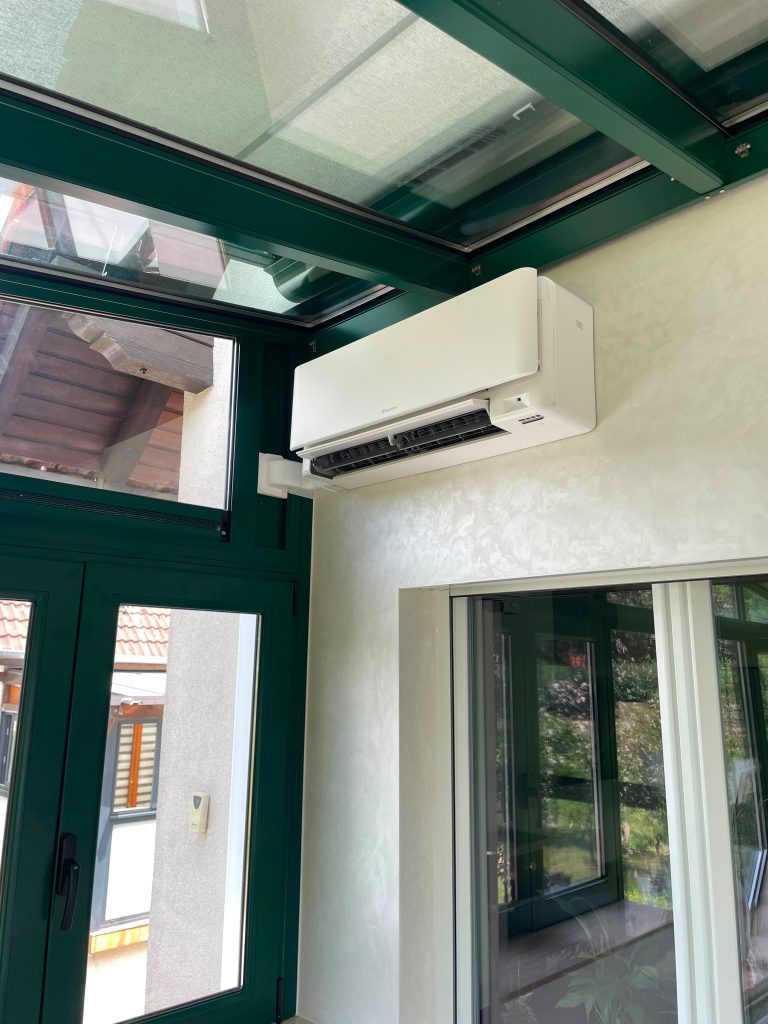 Unité intérieure de climatisation Daikin installée dans une véranda