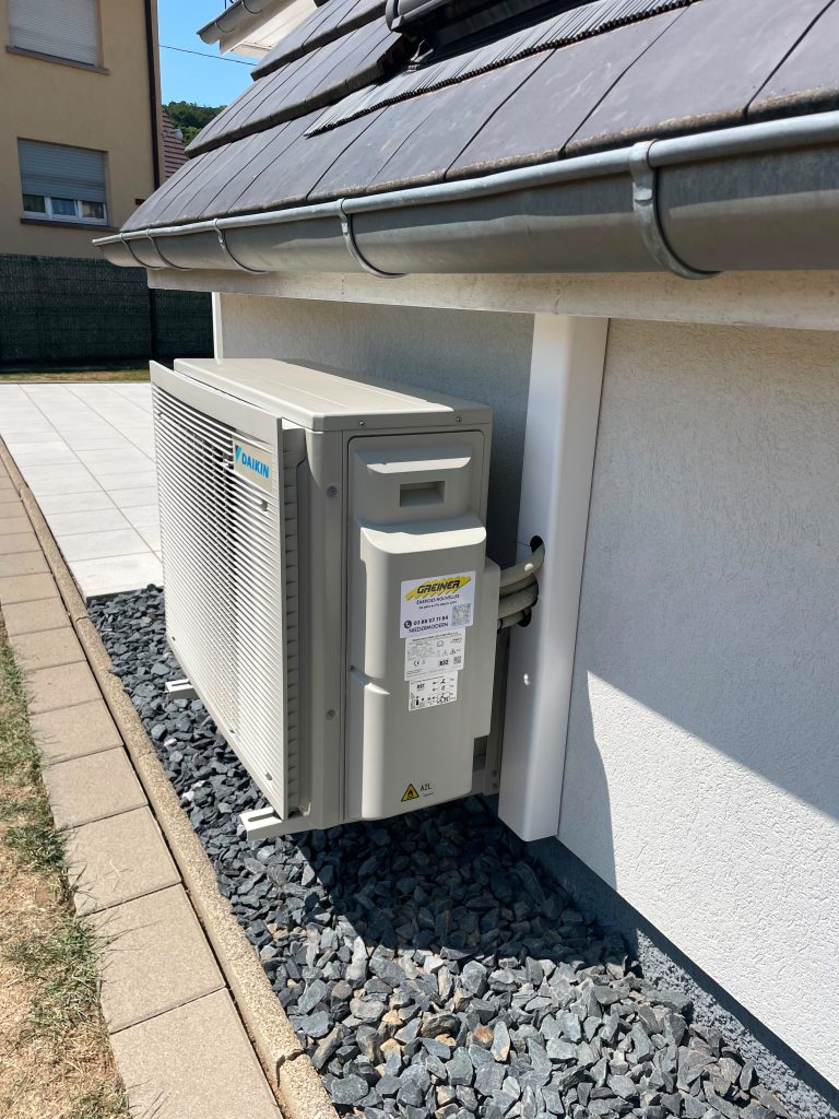 Groupe extérieur Daikin avec étiquette GREINER et liaisons en goulotte