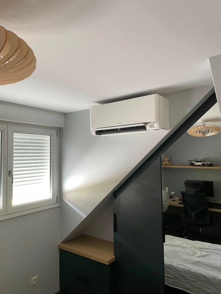 Climatisation Daikin installée sous les combles d’une maison